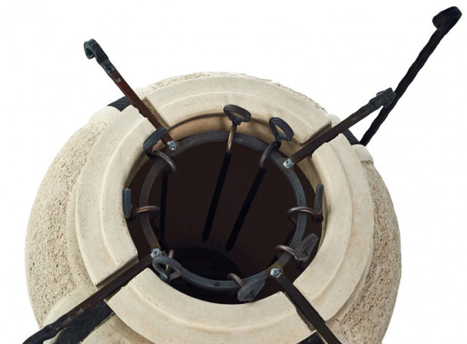 Тандыр Сармат Есаул с термометром во Владивостоке